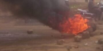 Abateeberezebwa okubeera ababbi 2 battiddwa abatuuze – police egezezaako okubataasa