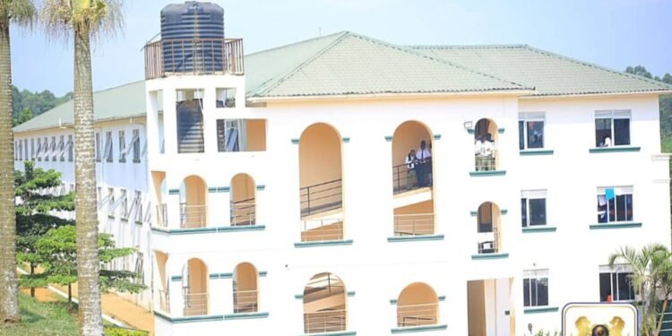 Katikkiro Mayiga alambudde Lubiri High School – abasomesa abawadde amagezi okubeera eky’okulabirako