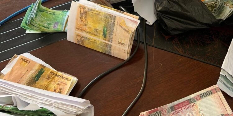 Police ekutte abantu abagambibwa okujingirira sente za Uganda n’ezamawanga amalala – kuliko n’ebyapa by’ettaka