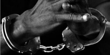 Amagye ne police gongedde okuyiibwa mu Lubigi- NEMA beyasuulidde amayumba bakubiddwamu omukka ogubalagala nga bekalakaasa