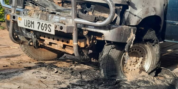 Emmotoka y’amyuka RDC e Mityana esangiddwa mu luggya ng’ekutte omuliro – kigambibwa nti wandiba nga waliwo abamwokeredde