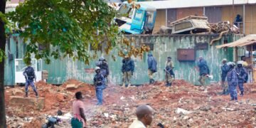 Amagye ne police gongedde okuyiibwa mu Lubigi- NEMA beyasuulidde amayumba bakubiddwamu omukka ogubalagala nga bekalakaasa