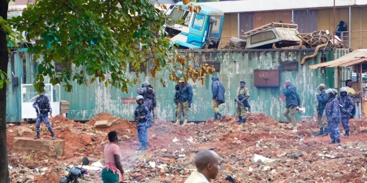 Amagye ne police gongedde okuyiibwa mu Lubigi- NEMA beyasuulidde amayumba bakubiddwamu omukka ogubalagala nga bekalakaasa