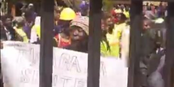 Abakozi abeera ekibuga Kampala bazeemu okwekalakaasa babanja misaala – police eyiiriddwa ku kitebe kya KCCA