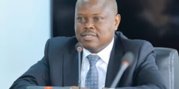 Edward Akol asunsuddwa parliament nga Ssaabalondoozi w’ebitabo bya government omuggya – asikidde John Muwanga