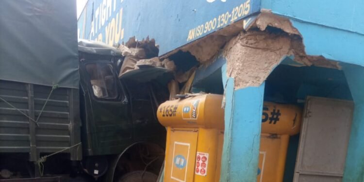 Emmotoka ya UPDF ewabye neeyingirira ekizimbe ku luguudo lwe Bombo