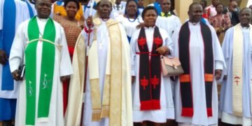 Omulabirizi Moses Bbanja asabye government efune enkola ey’okuyambako abantu abagobebwa mu ntobazi – abaana 450 baataddeko emikono e Bbira abakubirizza okubeera abasaale mu kukuuma obutonde