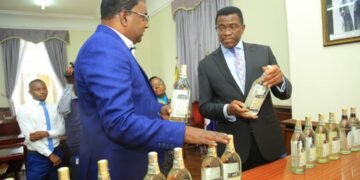 Katikkiro Mayiga bamwanjulidde omwenge ogukolebwa mu mmwaanyi – alabudde abantu okunywa n’obwegendereza bakulaakulane