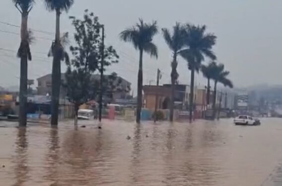 Enkuba efudembye mu Kampala esannyalazza emirimu – amazzi gasazeemu oluguudo lw’Entebbe e Namasuba