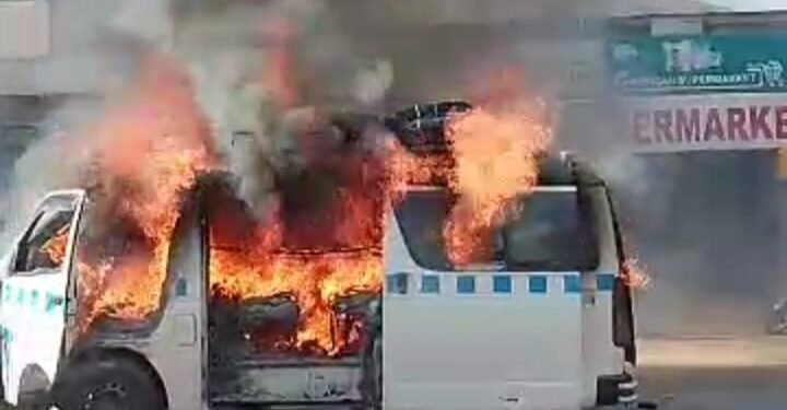 Abantu 3 bafiiridde mu muliro ogukutte emmotoka ya Taxi e Jinja – abalala bapooca