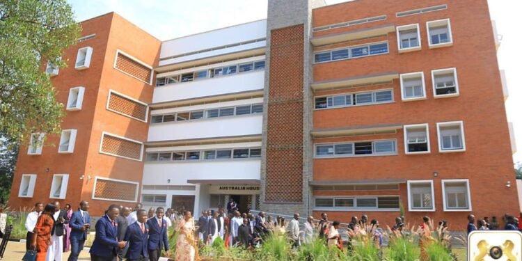 Katikkiro Mayiga asabye amasomero obutasuulirira nnimi ennansi n’ebyafaayo bya Uganda – abadde aggulawo ekisulo ky’abayizi ku Kings College Budo