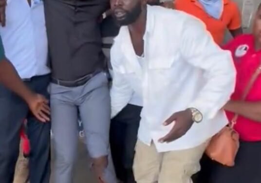 President wa NUP Robert Kyagulanyi atuusiddwako obuvune  police bwebadde emugumbulula n’abawagizi be e Kira – balumiriza nti yandiba ng’akubiddwa essasi mu kugulu