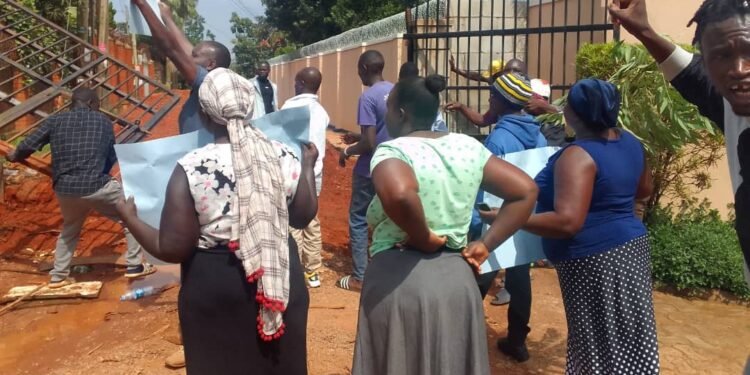 Abatuuze bekumyemu omuliro nebaggula ekkubo eryali lyaggalwa e Naalya