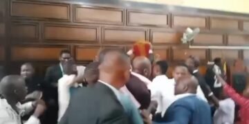 eⴄⴄuumi n’ensambaggere bimyose ku City Hall – ba kansala bakubaganye lwa kasasiro