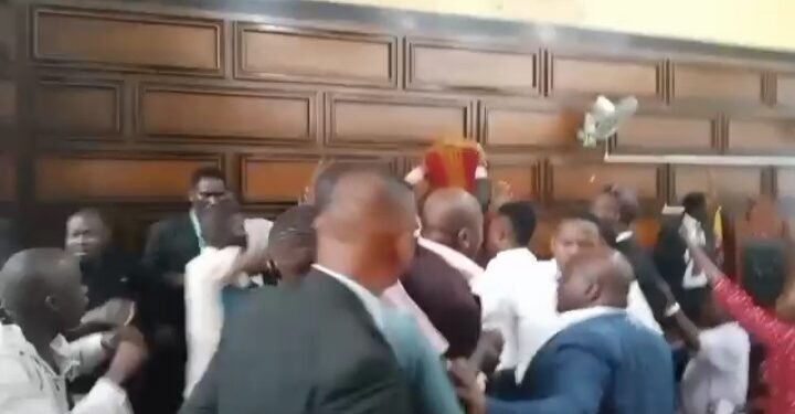 eⴄⴄuumi n’ensambaggere bimyose ku City Hall – ba kansala bakubaganye lwa kasasiro