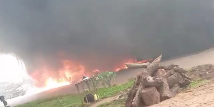 Abantu abatanamanyika muwendo bafiiridde mu muliro oguvudde ku mmotoka y’amafuta e Matugga