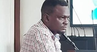 Ddereeva eyali ayagala okutomera omusirikale wa police y’ebidduka alagiddwa okusasula engassi