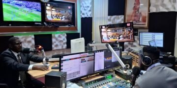 Wale Wale mu Evenning Cruz ku 89.2 ne munnamateeka Arthur Isiko okuva mu Uganda Law society