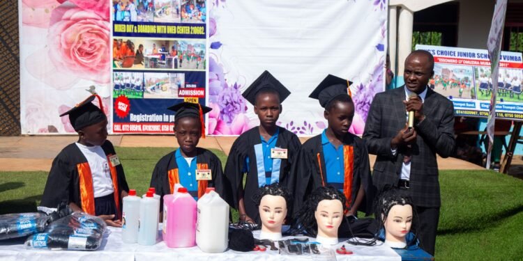 Abayizi ba King’s Choice junior School  essomero ly’Omuzira mu bazira –  boolesezza ebitone