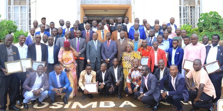 Mu Ttabamiruka w’abaluηamya b’emikolo – ba taata baluηamiziddwa obutawerekera balenzi abagenda okwanjulwa