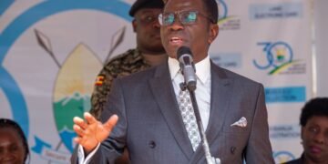 Katikkiro Mayiga akubirizza abakozi ba Buganda Land Board okutaasa ettaka lya Buganda eritwalibwa abasaatuusi