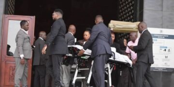 Enguumi enyoose mu parliament ya Uganda – omubaka Francis Zaake bamutwalidde mu kagaali