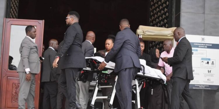 Enguumi enyoose mu parliament ya Uganda – omubaka Francis Zaake bamutwalidde mu kagaali