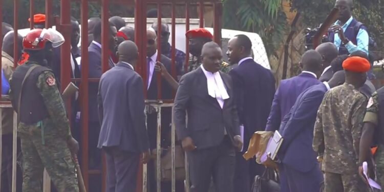 Bannamateeka 41 bebasunsuddwa kooti y’amagye okutandika okuwolereza Rtd Col. Dr.Kiiza Besigye