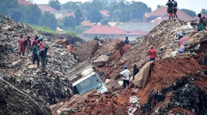 Okuliyirira abantu abaakosebwa kasasiro w’e Kiteezi kulinze alipoota ya Ssaababalirizi w’ebitabo bya government