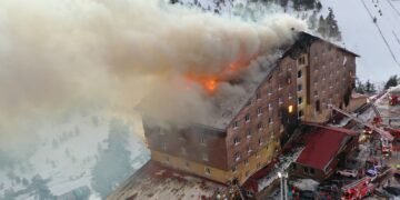 Abantu abasoba mu 10 bafiiridde mu muliro ogukutte ekifo ekisanyukirwamu e Turkey – waliwo abawagamidde mu madirisa nga betaasa