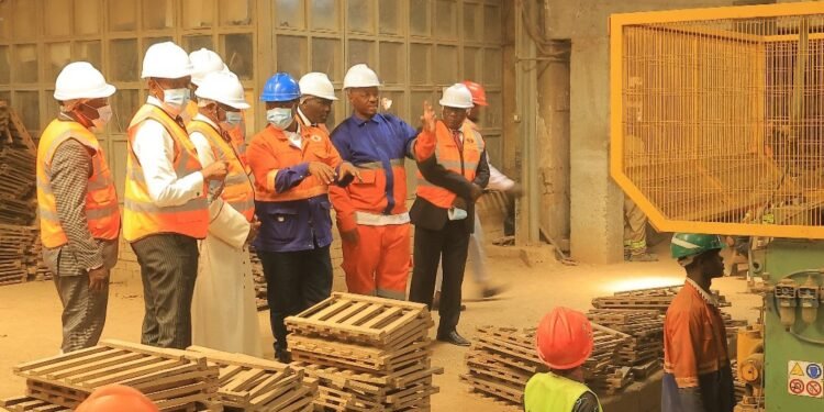 Ssaabasumba Ssemogerere abakozi abasusse okubba kampuni zebakolera – ekiviiriddeko ezimu okugwa