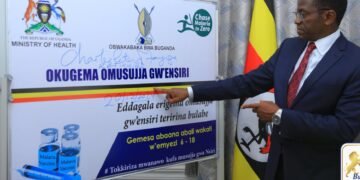 Katikkiro Mayiga akulembeddemu kaweefube w’okukubiriza abantu okugemesa abaana omusujja gw’ensiri