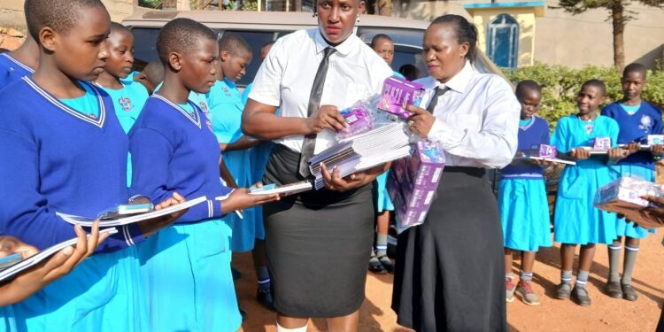 Abayizi 700 mu district ye Wakiso baganyuddwa mu nkola ya ‘Naffe Tusome’