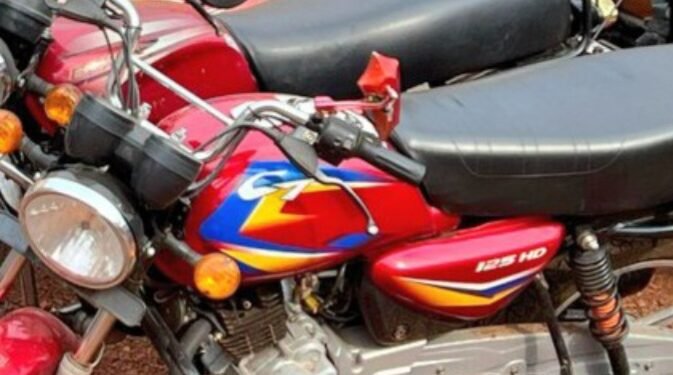 Police ekutte abantu 4 abagambibwa okubba pikipiki ku police ye Kasangati – babasanze n’endala enzibe