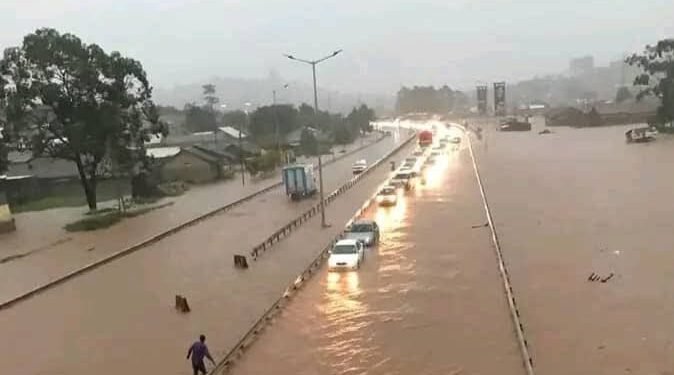 Enkuba esannyalazza emirimu mu Kampala n’emiriraano – emyala gibooze mu nguudo n’amayumba