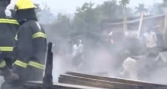 Omuliro gusanyizaawo ebibanda by’embaawo mu Ndeeba