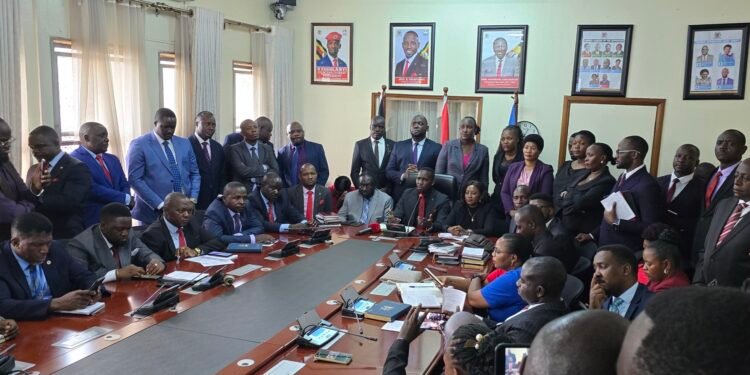 Ababaka b’oludda oluvuganya government baddukidde mu kooti – bawakanya etteeka ly’amagye eryanjuddwa mu parliament