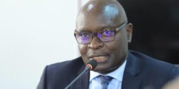 Omulamuzi Simon Byabakama ssentebe w’akakiiko k’ebyokulonda ayagala abasirikale abatabangula okulonda bakangavvulwe olw’okugotaanya ebyenfuna by’eggwanga