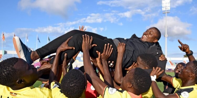 Abatendesi b’omupiira basatu bebasunsuddwa okuvuganya ku ngule y’omitendesi eyasiinga mu 2024