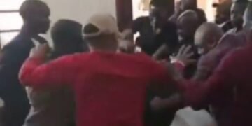 Eηηuumi n’ensambaggere bimyoose mu kooti e Nakawa – Dr.Kiiza Besigye ne Obed Kamulegeya bakomezeddwawo mu kooti