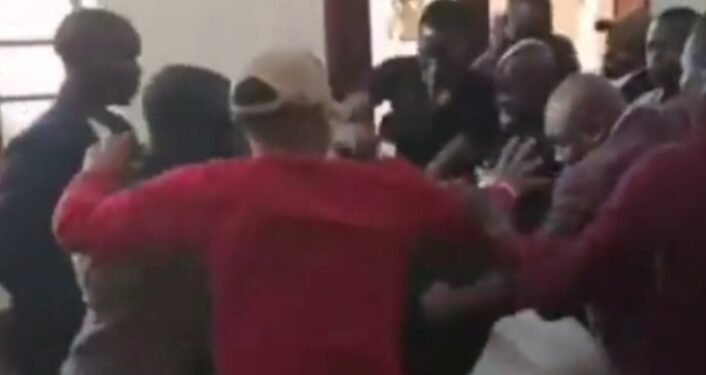 Eηηuumi n’ensambaggere bimyoose mu kooti e Nakawa – Dr.Kiiza Besigye ne Obed Kamulegeya bakomezeddwawo mu kooti