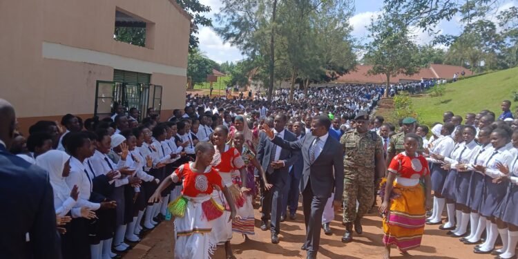 Katikkiro Mayiga atongozza olukiiko lw’abayizi olukulira kaweefube w’okutaasa obutondebwensi