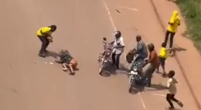 Abavubuka ba “NRM” 14 abagambibwa okubba abantu mu Kampala basiindikiddwa ku alimanda