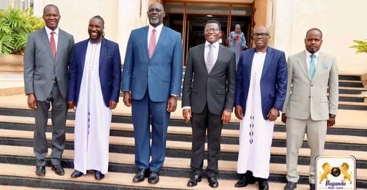 Katikkiro Mayiga asisinkanye aba Gganda Boys naabebaza okuyitimusa Ekitiibwa Kya Buganda munsi yonna – abajjukiza nti okuzza Buganda ku ntikko kwa buli muntu