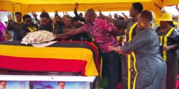 Eyali Minister Mary Karooro Okurutu aziikiddwa mu bitiibwa by’eggwanga ebijjuvu – bamukubidde emiziinga 21