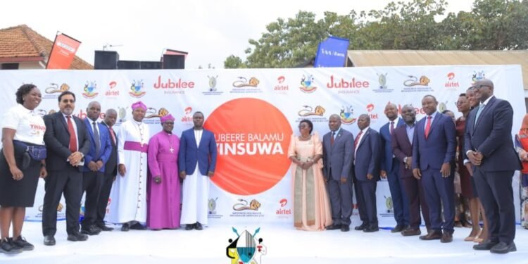 Ssaabasajja Kabaka atongozza enkola ya yinsuwa eya Tubeere Balamu – n’okujjanjaba abantu be mu lusiisira lw’ebyobulamu olukubiddwa mu ssaza Kyaggwe