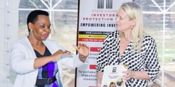 Omubaka wa Bungereza mu Uganda Lisa Chesney asisinkanye akakiiko akakola ku bamusigansimbi – okutema empenda z’okusitula obusuubuzi mu Uganda