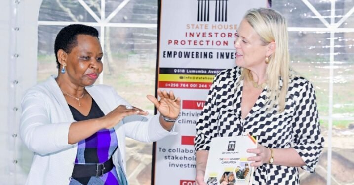 Omubaka wa Bungereza mu Uganda Lisa Chesney asisinkanye akakiiko akakola ku bamusigansimbi – okutema empenda z’okusitula obusuubuzi mu Uganda