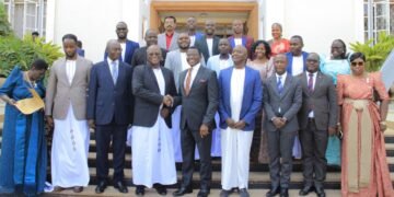 Abalunzi b’enkoko bakiise embuga – Katikkiro Mayiga aliko amagezi gaabawadde