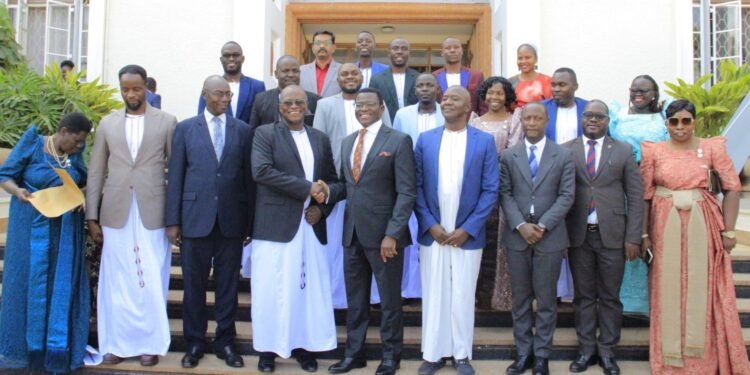 Abalunzi b’enkoko bakiise embuga – Katikkiro Mayiga aliko amagezi gaabawadde